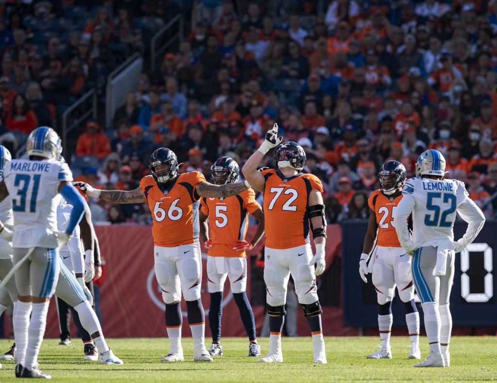 Broncos honor Demaryius Thomas with 10 man huddle vs. Detroit