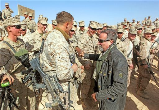 ROBIN WILLIAMS VISITS MILITARY WORKERS AT GROUND ZERO 8X10 PHOTO ZZ-519 