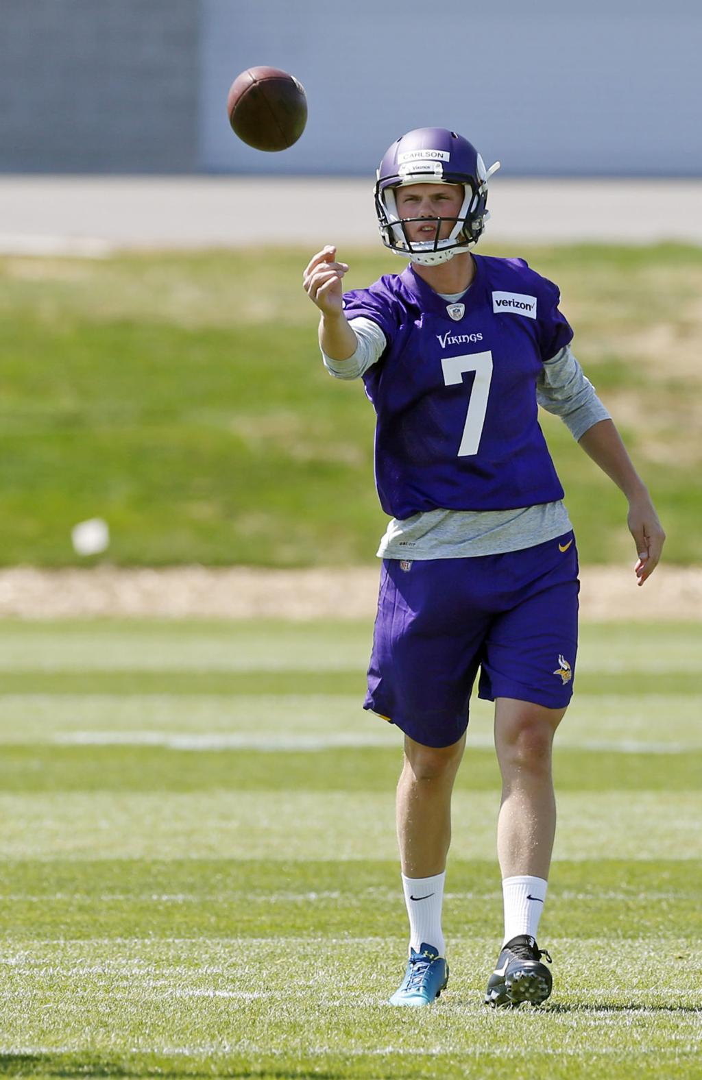 Vikings rookies, free agents go through on-field drills in Eagan