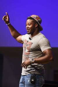 Broncos linebacker Johnson inspires at Praise with the Pros event