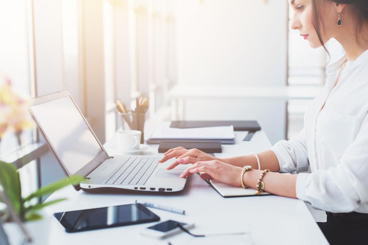 Office worker reading business e-mail.