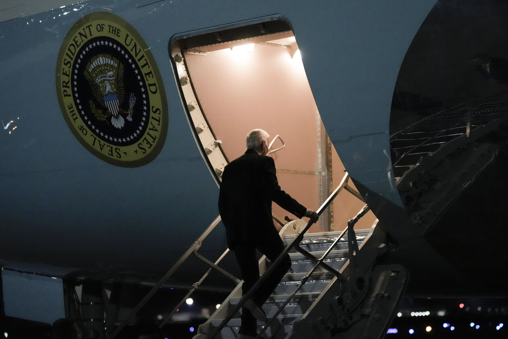 Thousands Cheer Biden's Arrival In Angola For His Long-promised Sub ...