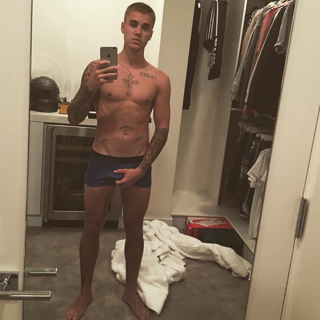 muscle men naked shower selfie sex pics