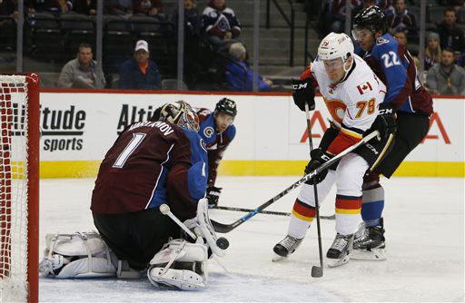 Calgary Flames right winger Jarome Iginla, left, looks to shoot
