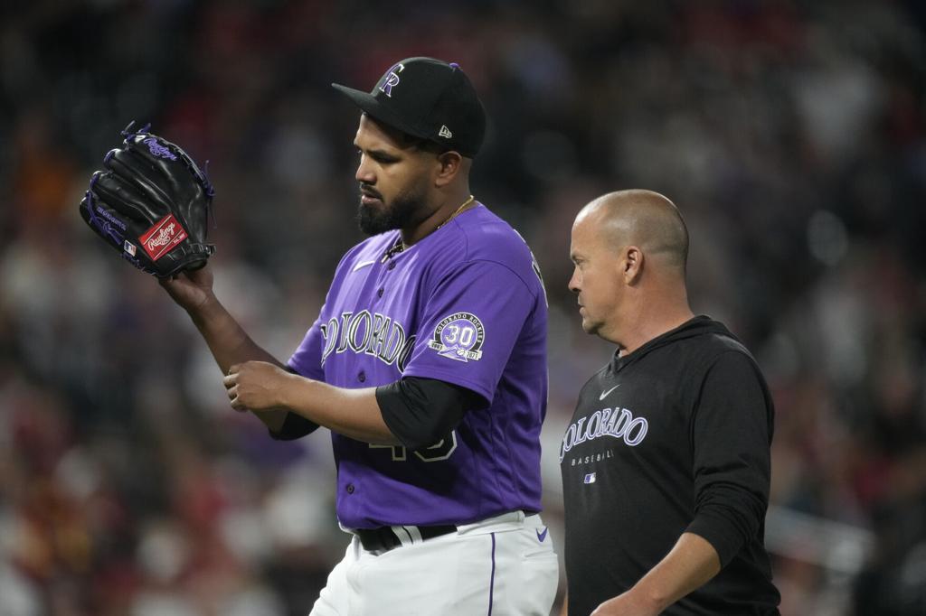 Cardinals not concerned after Arenado exits with back tightness?