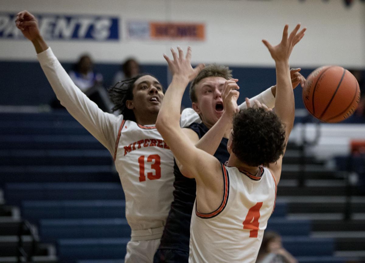 Visiting Titans defeat Mitchell Marauders