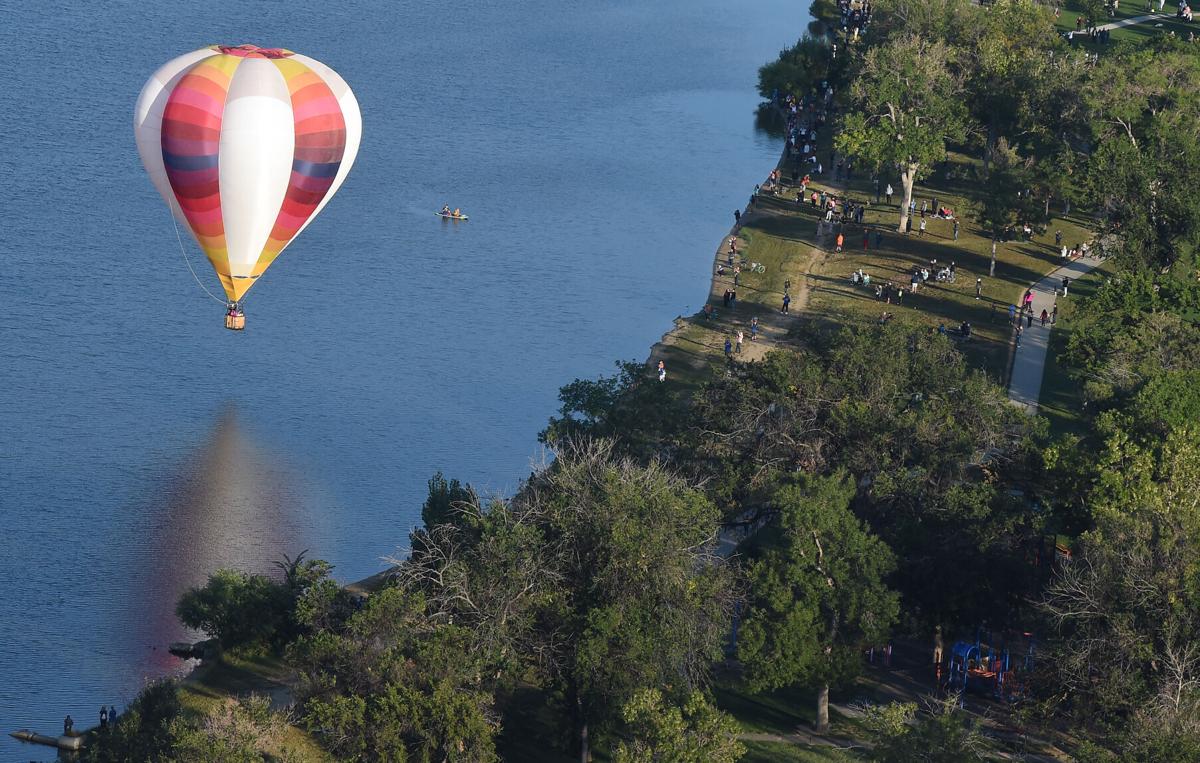 090521-news-balloons 93.JPG