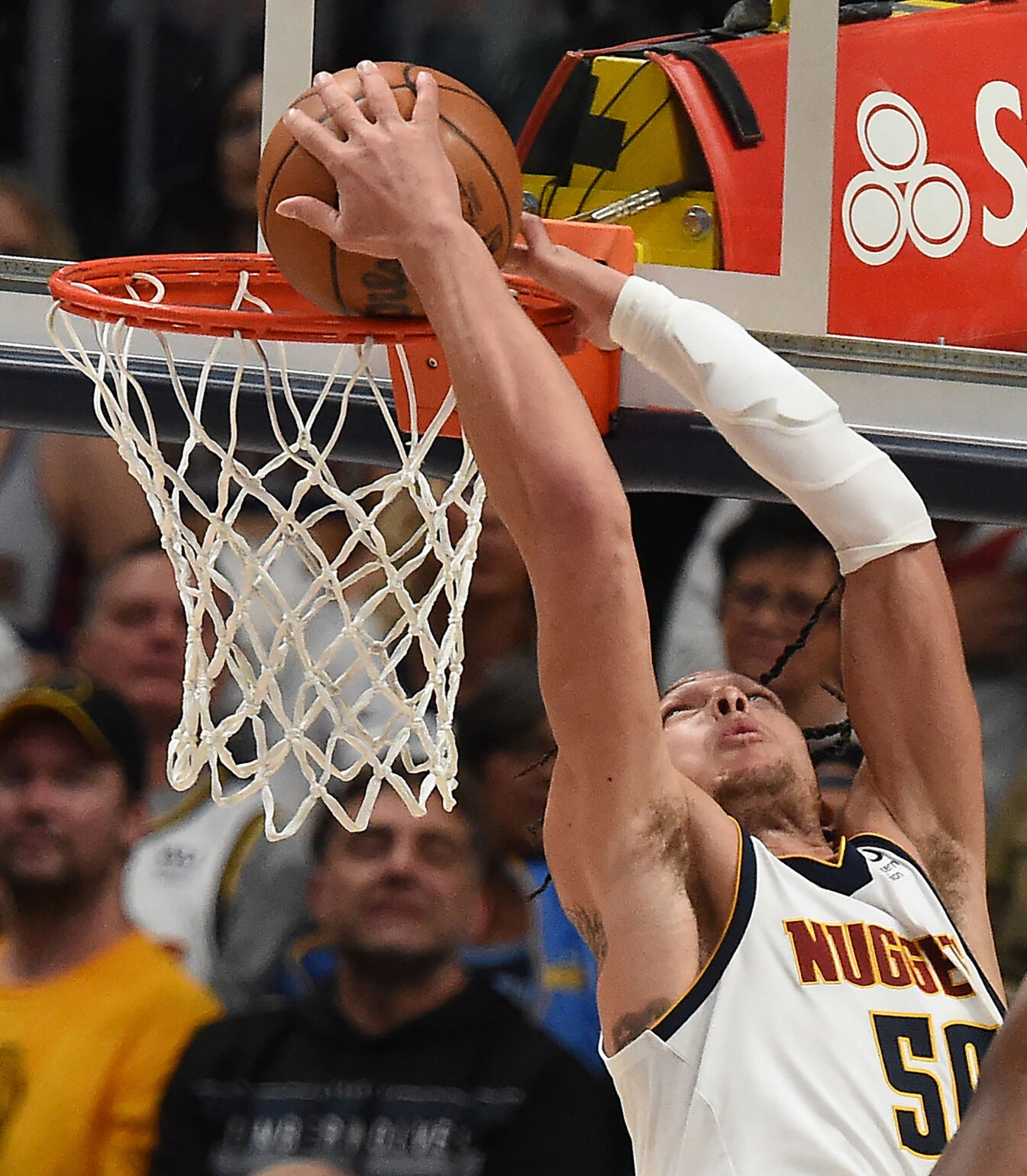 aaron gordon sitting dunk