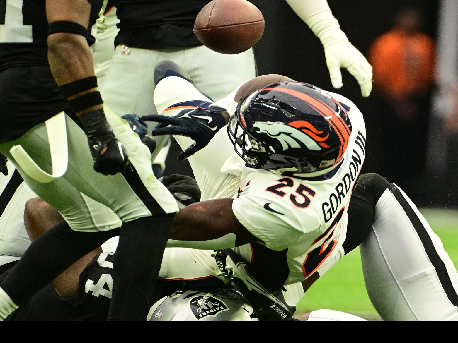 Jacobs, defense lead Raiders to 1st win, 32-23 over Broncos