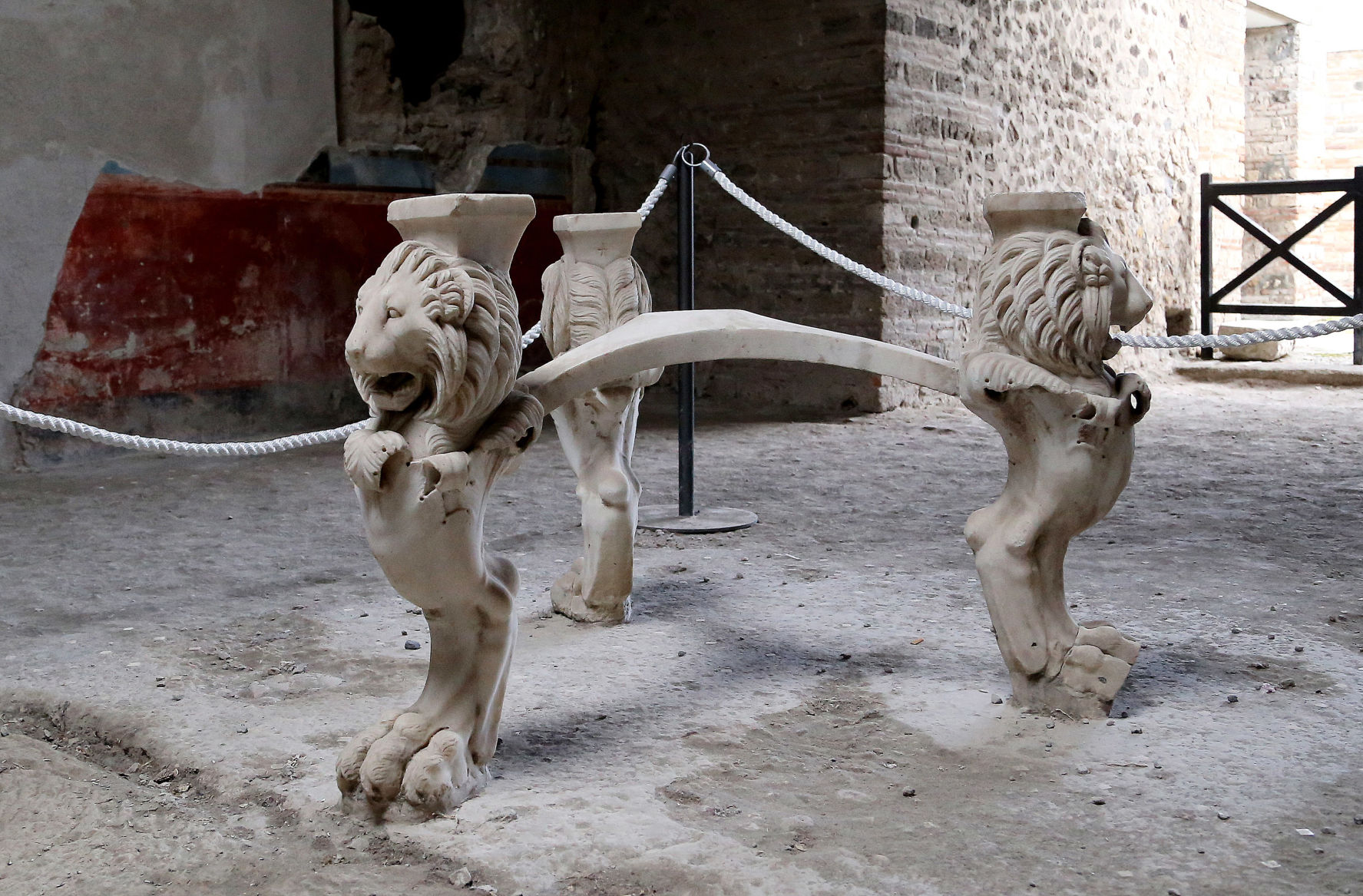 Pompeii: Dead city lives in ruins