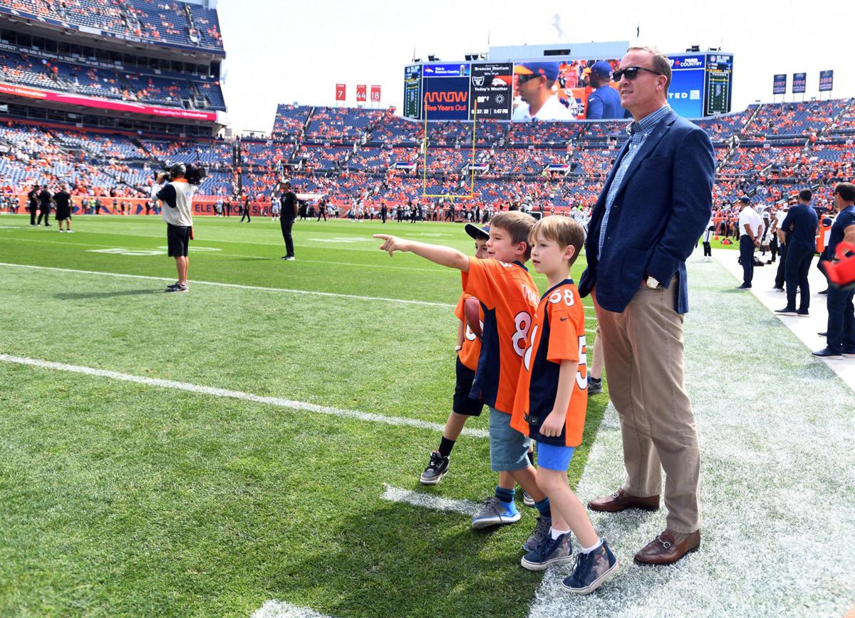 Peyton Manning Drops By Broncos Practice Ap Gazette Com