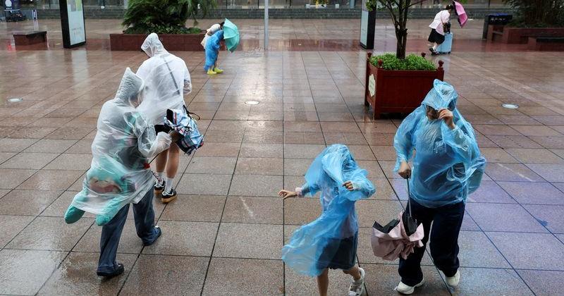 Shanghai relocates hundreds of thousands due to tropical storm