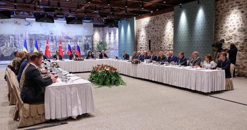 Turkish Foreign Minister Fidan chairs a meeting between Ukrainian and Russian negotiators in Istanbul
