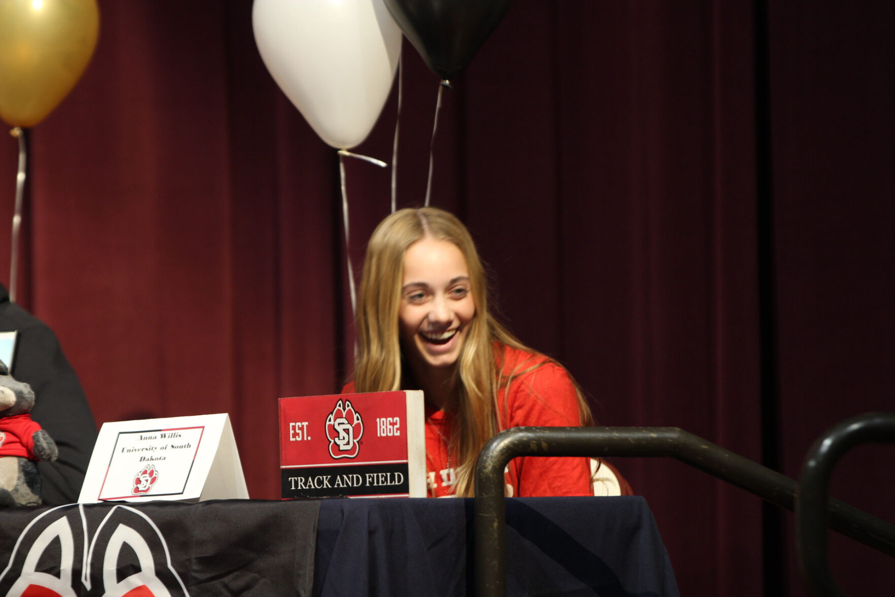 Anna Willis Overcomes Injury to Shine: Signs with University of South Dakota for Pole Vaulting