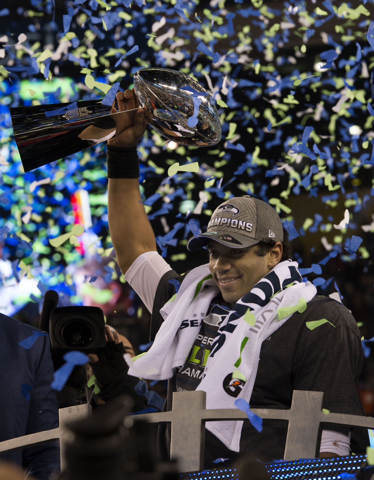 Russell Wilson With Lombardi Trophy Super Bowl 48 Seattle