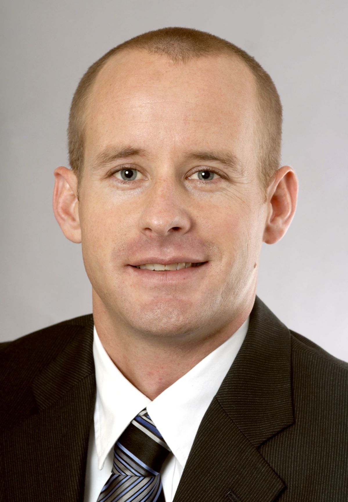 Vanda Bidwell/The News-Gazette Paul Klee- NG basketball writer- September 28, 2006