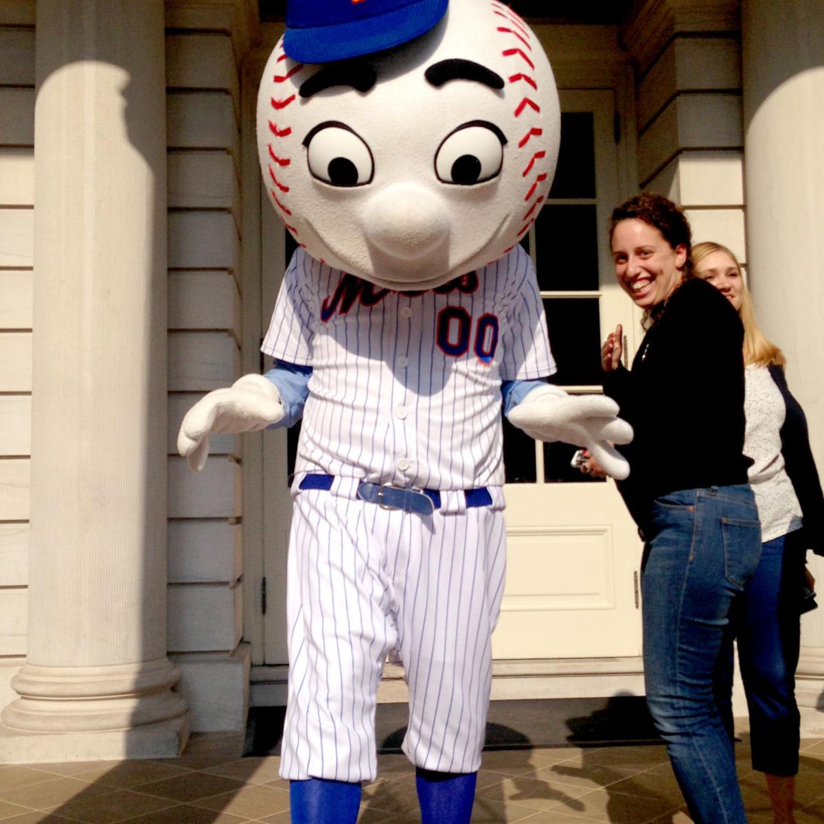 Mr Met gives fan the finger, employee out as team mascot, Sports