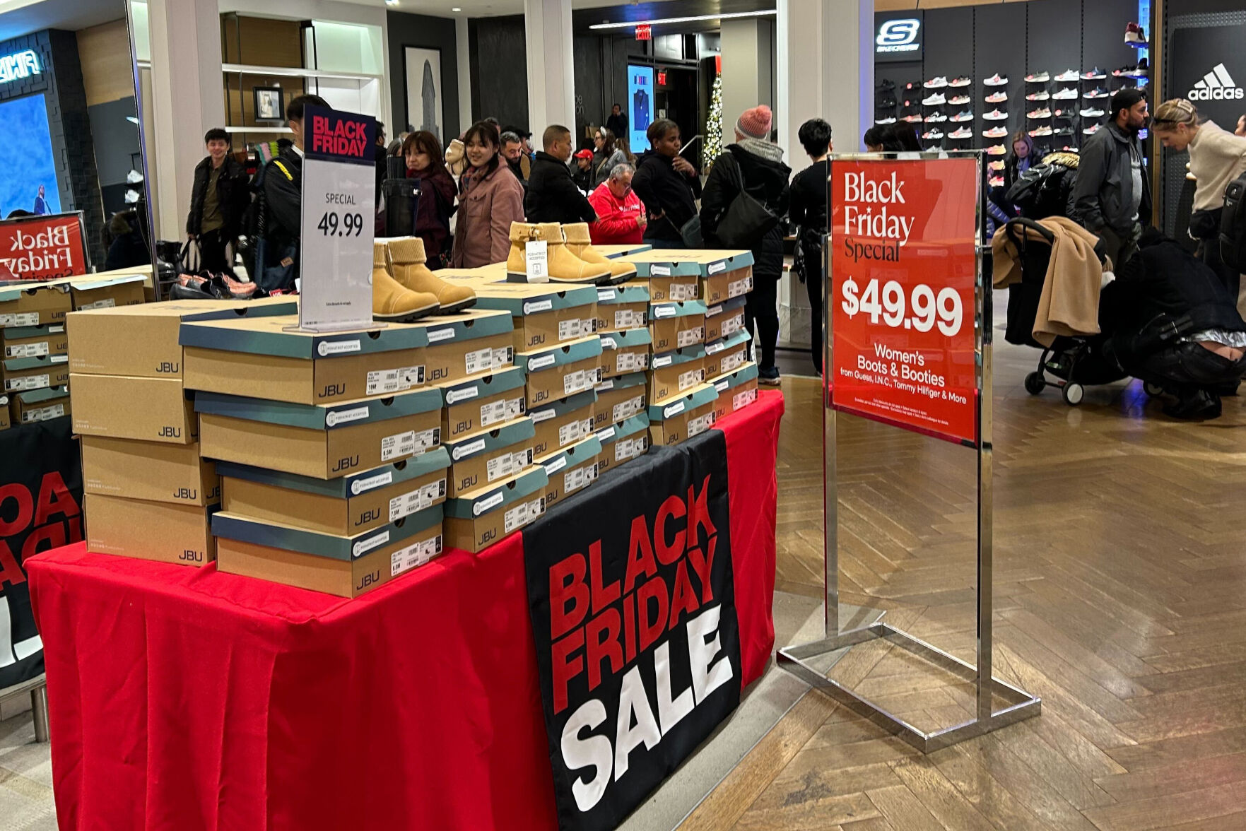 Retailers Coax Black Friday Shoppers Into Stores With Big Discounts And ...