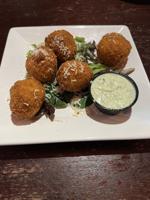 The Four Dishes: Hi-Way Harry’s has a cozy vibe, wide-open menu at a regional crossroads. Plus, a dessert tray.