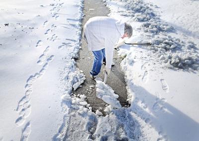 01STOCK_SNOW_SHOVEL