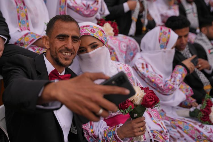 APTOPIX Gaza Mass Wedding