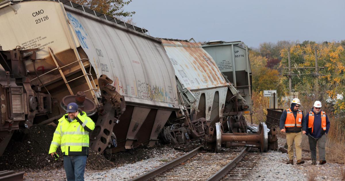 Train derailment snarls traffic near downtown Janesville | Local News ...