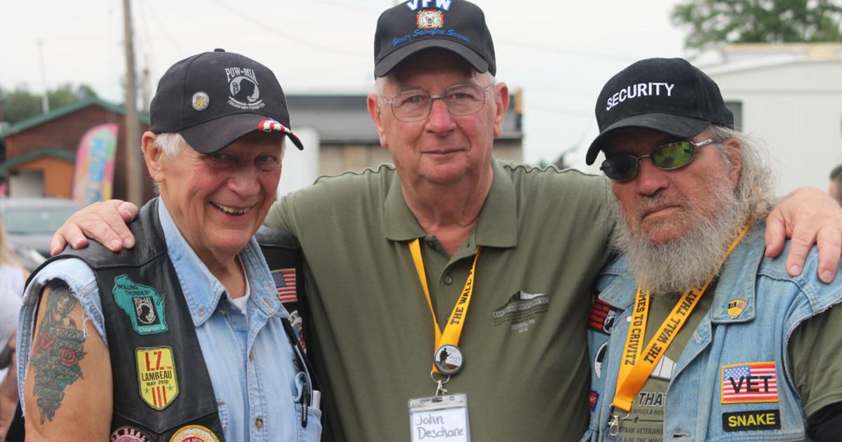 जॉन डेस्चेन को उद्घाटन सैन्य सेवा पुरस्कार प्राप्त हुआ