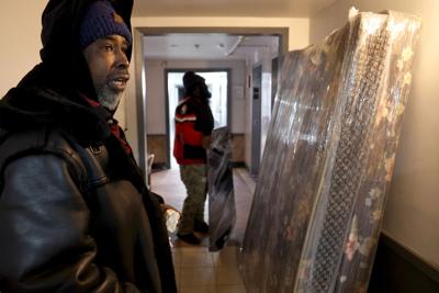 US-NEWS-CHICAGO-APARTMENT-BUILDING-RAID-TB