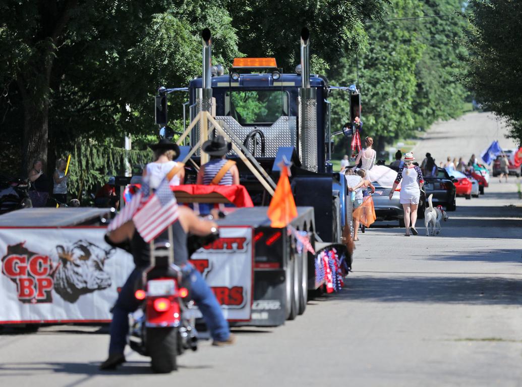 Evansville residents put on grassroots Fourth of July parade Local