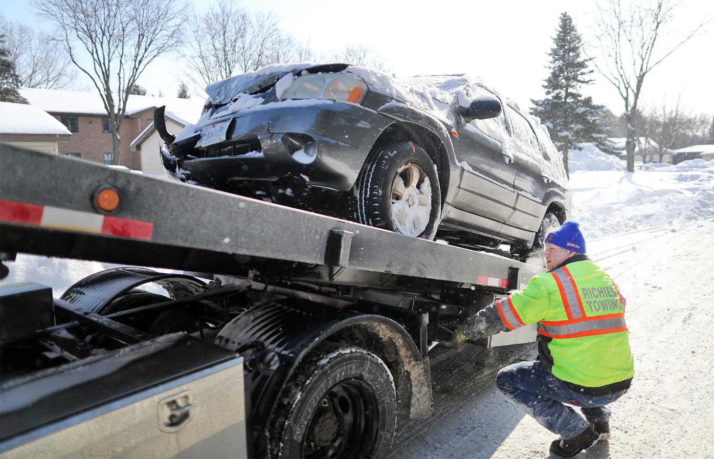 Street Clogging Abandoned Cars Get The Hook In Janesville Government Gazettextra Com