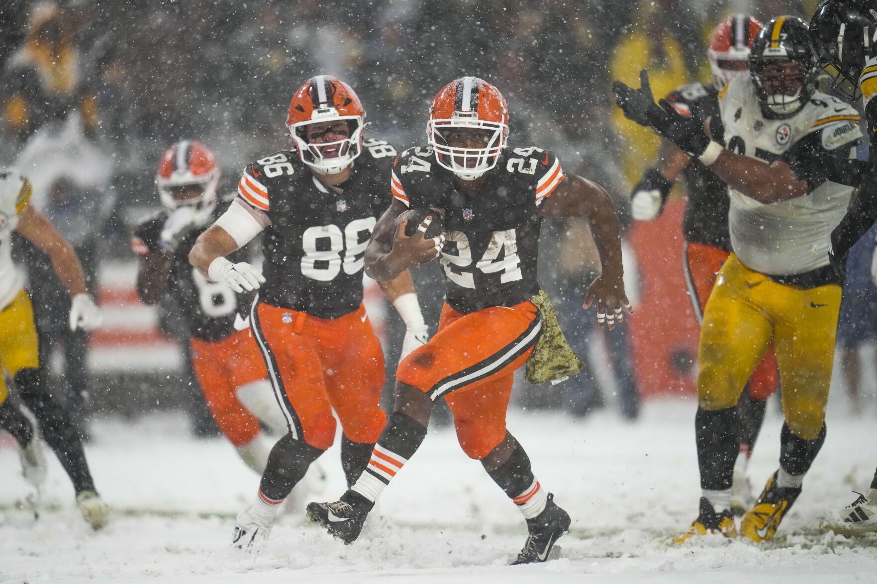 Nick Chubb Plows Through Heavy Snow For 2-yard TD, Giving Browns 24-19 ...