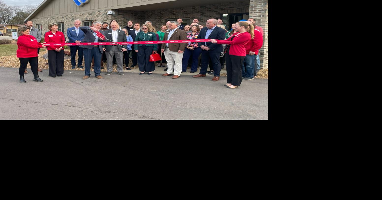 Lake Ridge Bank celebrates grand opening in Janesville | Local News ...