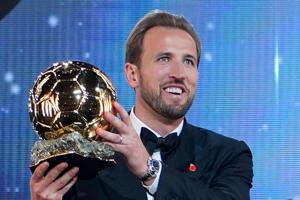 Ballon d'Or winner Harry Kane gets guard of honor from Bayern teammates before German Cup game