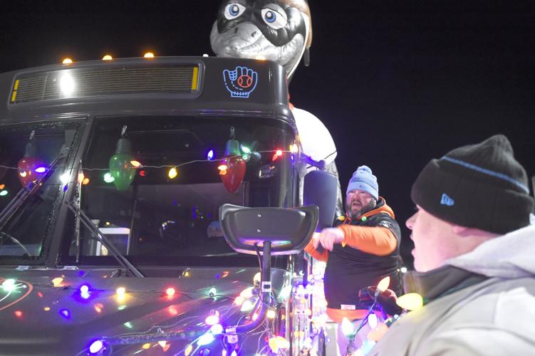 JVG_221205_PARADE2