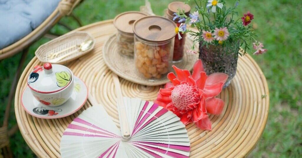 TAT memperkenalkan inspirasi di balik mengalami semua perasaan, memamerkan pakaian LISA dan produk kerajinan lokal yang menyatu dengan warisan dan budaya Thailand dalam setiap adegan