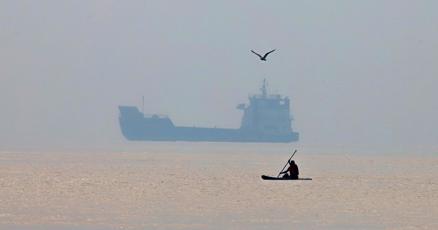Hormuz Strait Attacks Drive 27% Shipping Decline | E-Commerce Logistics Crisis