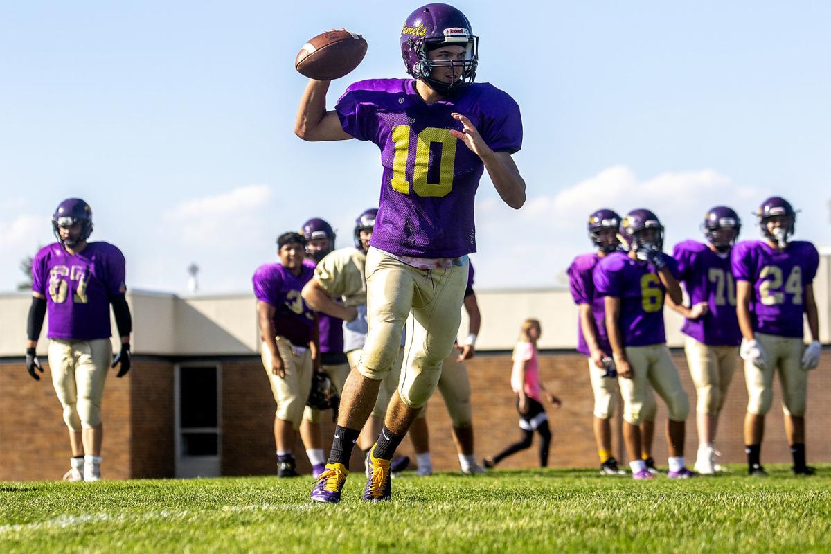 Camels Take The Two Quarterback Dynamic Into Game With Defending Champ Natrona Sports Gillettenewsrecord Com