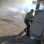 梅萨县警长的副手从燃烧的拖车中救出了小狗