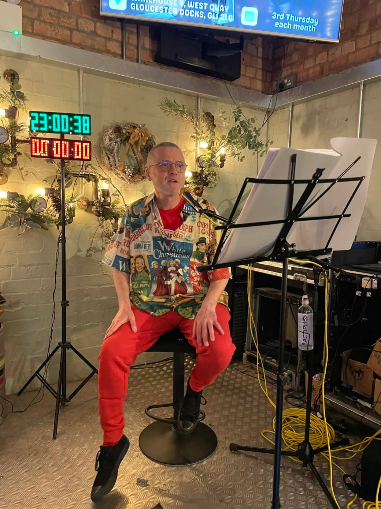 Man breaks world record by singing Christmas tunes for 42 hours