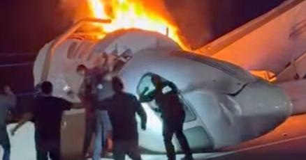 Killed when small plane crashes on Texas highway. People leave vehicles to try to help