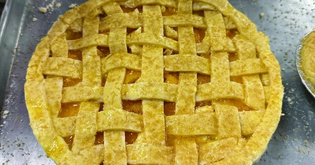 All Things Food: As easy and delicious (peach) pie!
