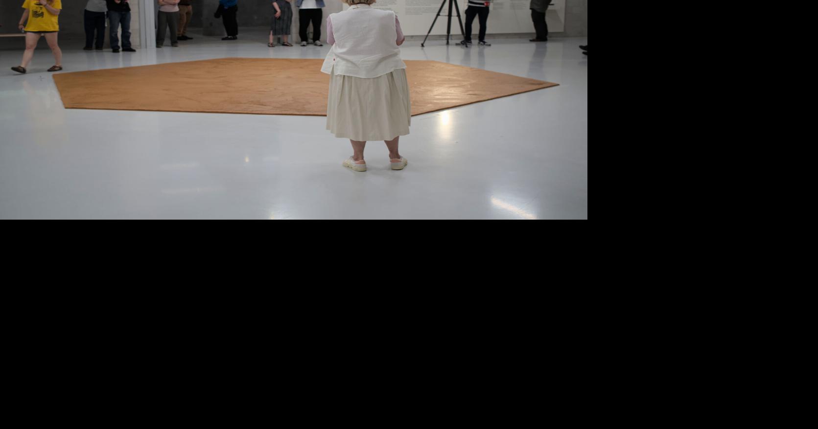 Museum honors a late artist by covering its floor in enough peanut butter to make 15,000 sandwiches