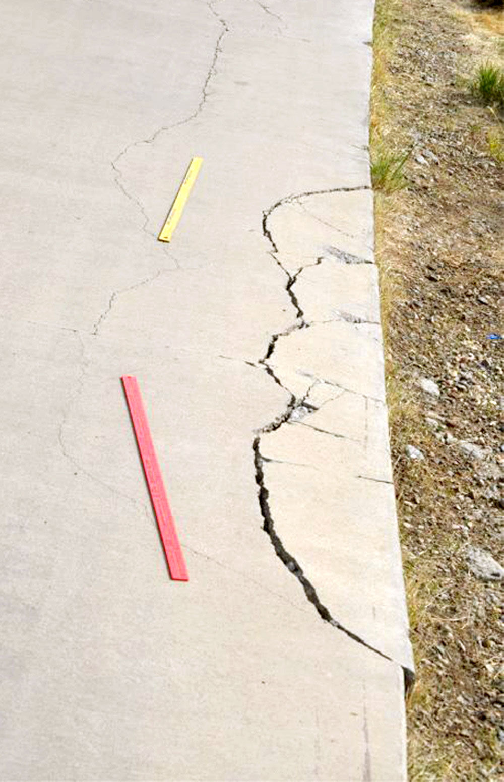 sidewalk-crack-1_2_29457.jpg