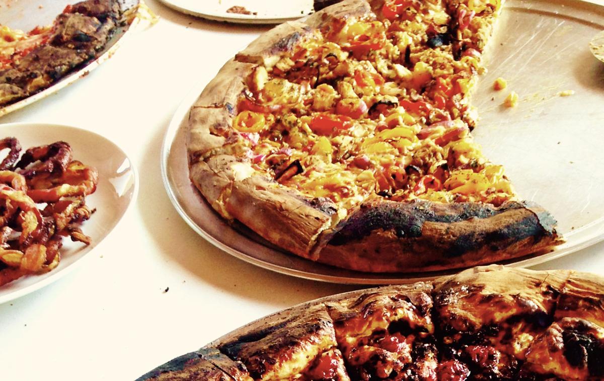 Fire Pit Friday Ushers In Weekend With Pizza Drinks Casual Atmosphere Entertainment Gjsentinel Com