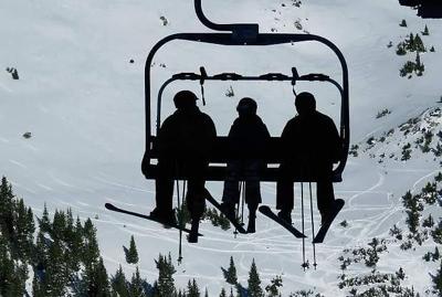 滑雪者在升降椅