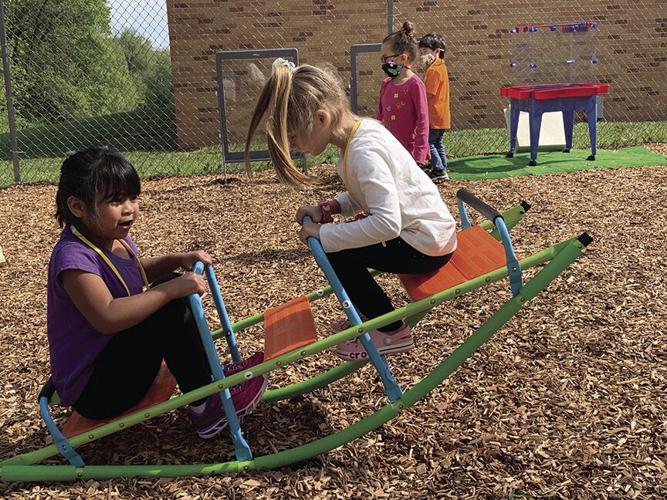 Students explore Outdoor Wonder Lab at Oakwood Manor Elementary