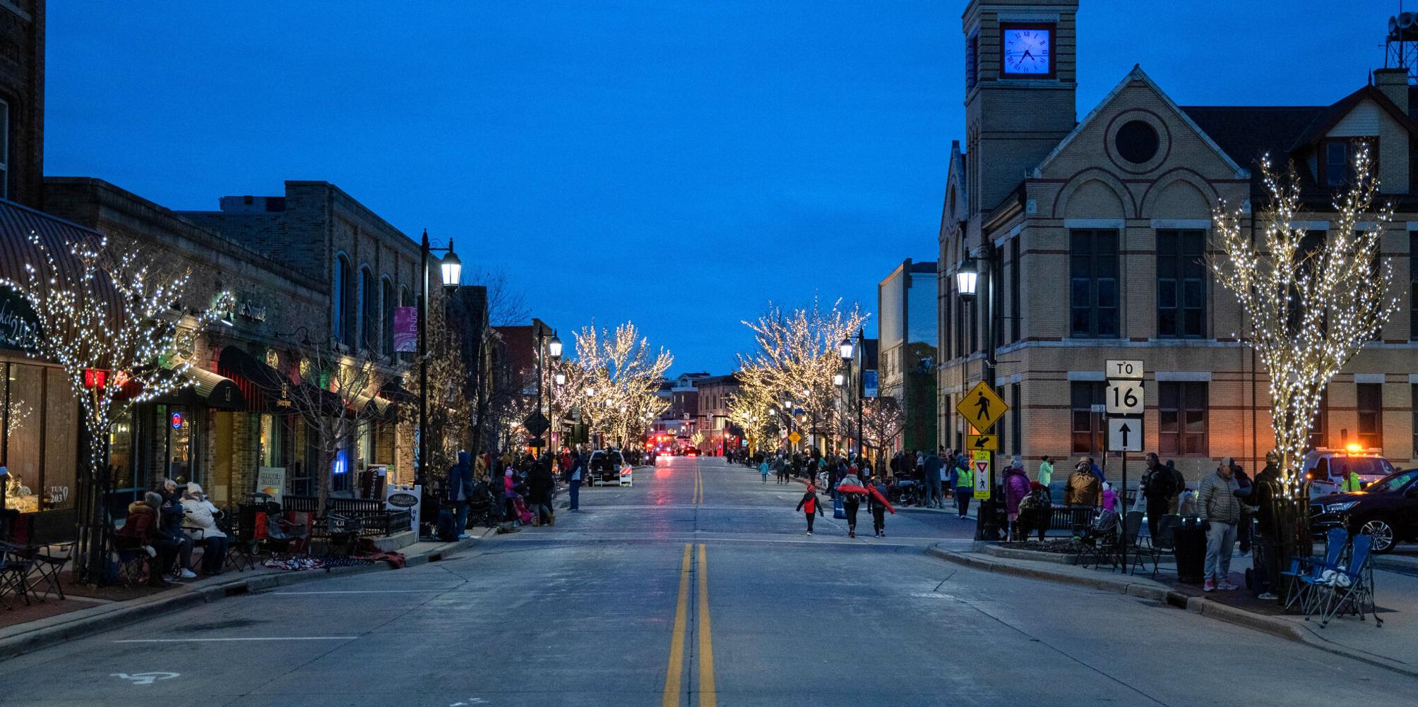 Oconomowoc gets in the Christmas spirit Oconomowoc News