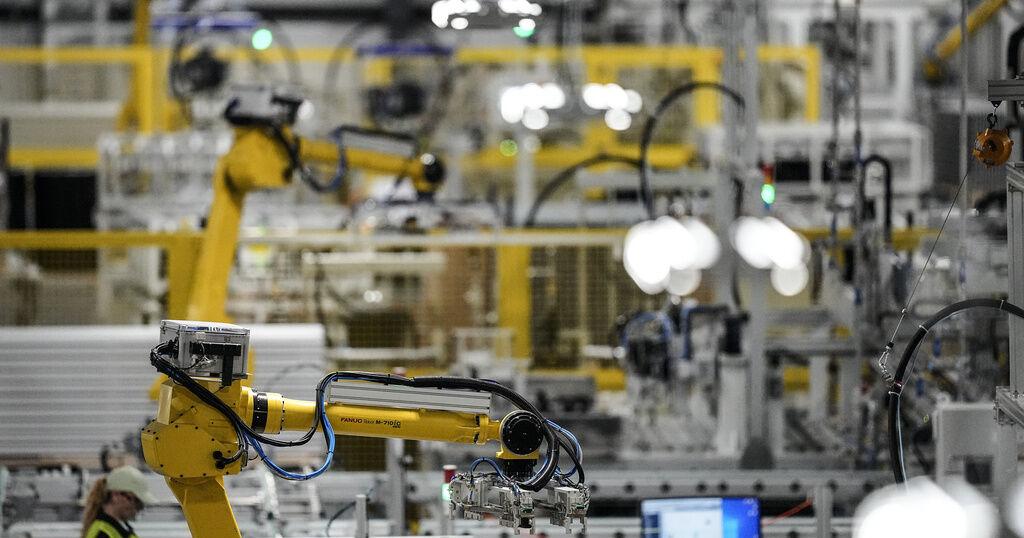 Us Growth Slowed Sharply Last Quarter To 1 6 Pace Reflecting An Us Growth Slowed Sharply Last Quarter To 1 6 Pace Reflecting An