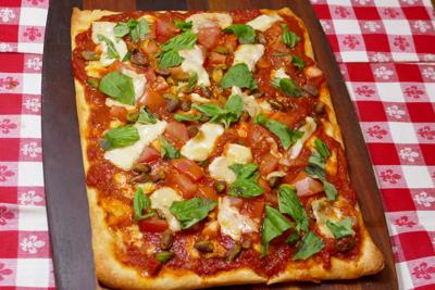 Tomato Mozzarella Flatbread is an easy-to-make vegetarian dinner - 01