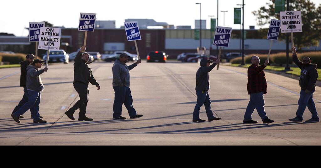 Uaw Member Hit Killed By Car Near John Deere Picket Line Illinois 9225